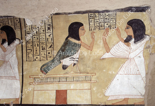 Decoración de la pared derecha de la cámara funeraria de la tumba de Inherkau. Un pájaro ba está posado sobre una tumba y levanta las manos en actitud de adoración mientras Inherkau está de pie frente a él.