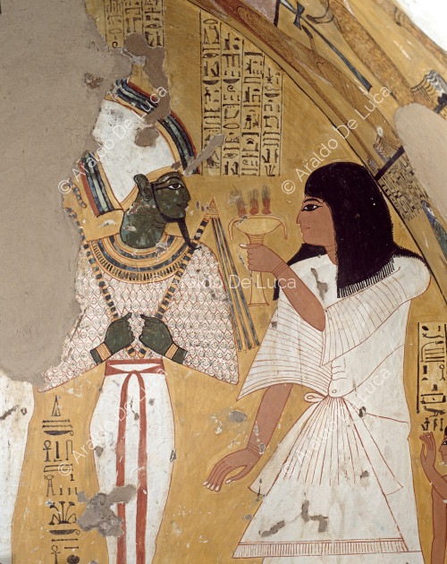 Escena en la pared frontal a la entrada de la cámara funeraria de la tumba de Inherkau. El difunto se encuentra ante Osiri, a quien ofrece incienso.