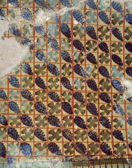 Detalle de la pintura del techo de la primera cámara de la tumba de Inherkau. Panel con decoración de racimos de uvas colocados en pequeños paneles que alternan con motivos florales.