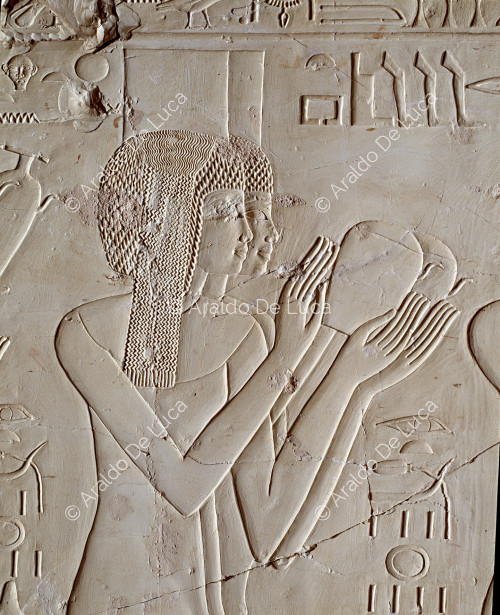 Dos de las ocho princesas realizando libaciones para la fiesta de sed de Amenhotep III