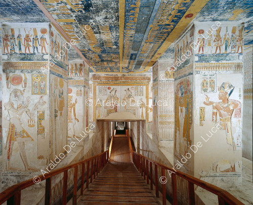 Veduta generale della sala con pilastri di Ramesse VI