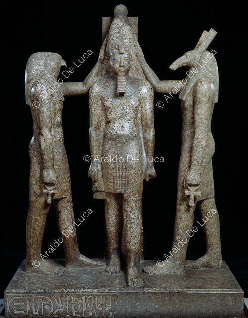 Tríada con Ramsés III, Horus y Seth
