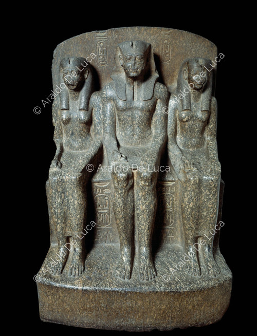 Ramsès II tra Iside e Hathor