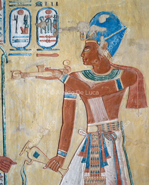 Ramses III. bietet Weihrauch und Trankopfer an.