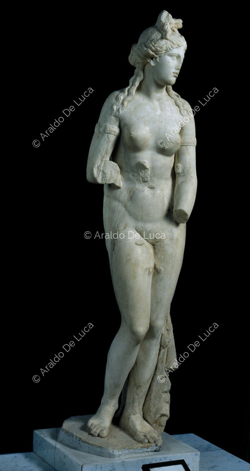 Statua in marmo della Venere al bagno