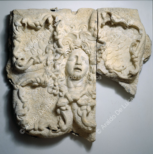 Relieve en marmol de Medusa agonizante