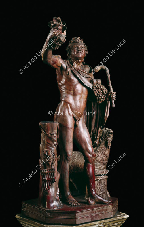 Statue eines betrunkenen Fauns in antikem Rot