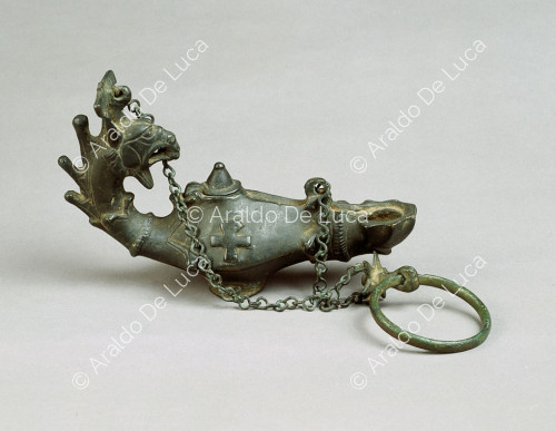 Lucerna cristiana con ansa a testa di grifo