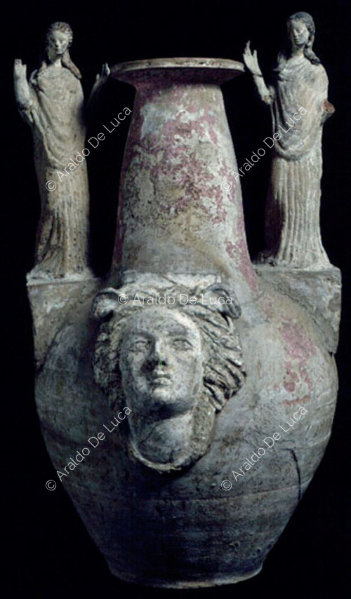 Vase avec tête humaine et deux figures féminines