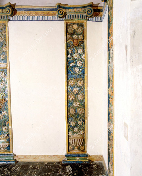 Verzierte Pilaster mit Blumenvase