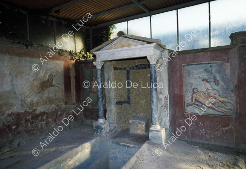 House of Loreius Tiburtinus or Octavius Quartius. Aedicule distila