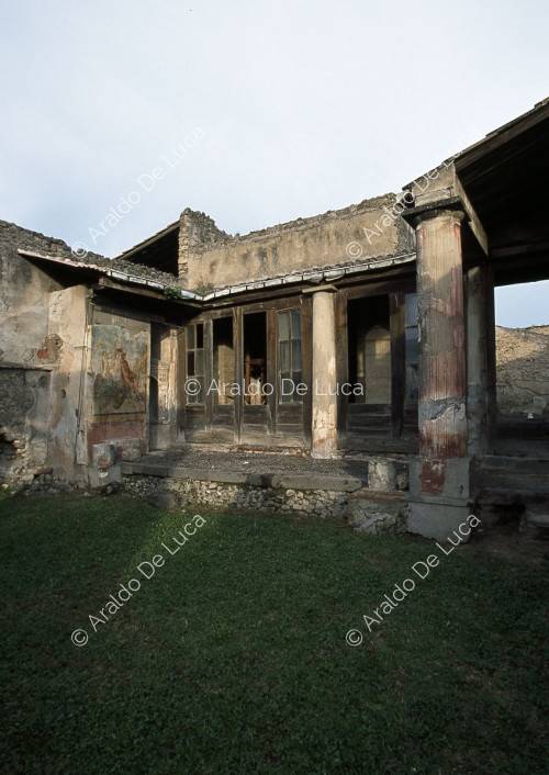 Haus der Ephebe. Portikus und überdachtes Triclinium