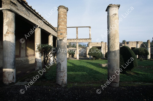 Hundertjähriges Haus. Peristyl. Säulen und Garten