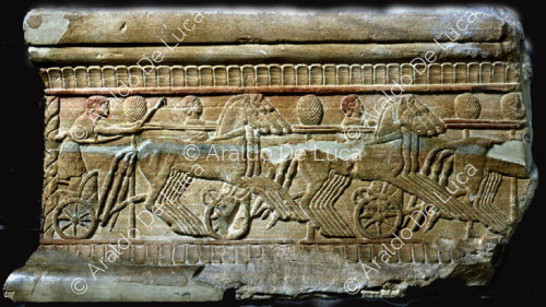 Cippo funerario con scene di corsa di carri