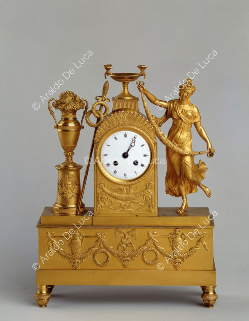 Reloj de bronce dorado