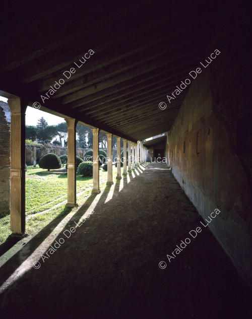 House of Julia Felix. Peristyle corridor