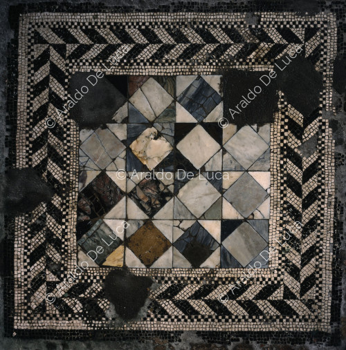 Casa del Oso Herido. Mosaico del suelo con emblema