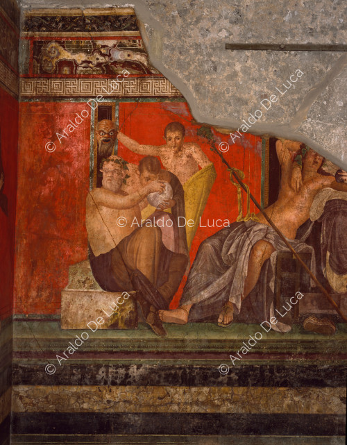 Villa der Mysterien. Szene V, Silenus bietet einem Satyr ein Getränk an, während ein anderer eine Maske hält