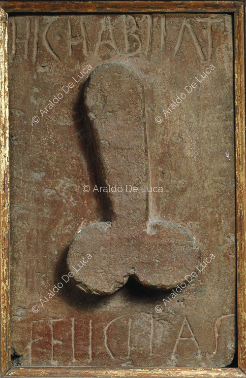 Relief mit Phallus und Inschrift