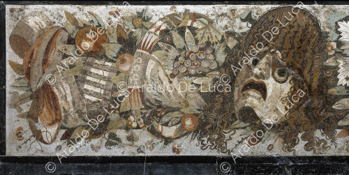 Emblem mit Feston mit Masken, Blumen, Blättern und Früchten. Mosaik. Ausschnitt