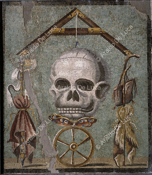 Mosaik mit Schädel und Schmetterling
