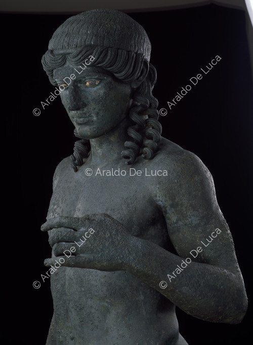 Estatua de bronce de Apolo el Citarista. Detalle