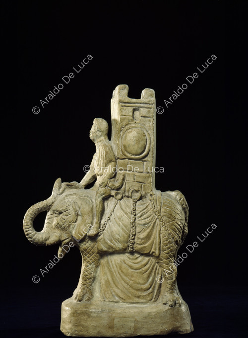 Statuetta fittile di uomo su elefante