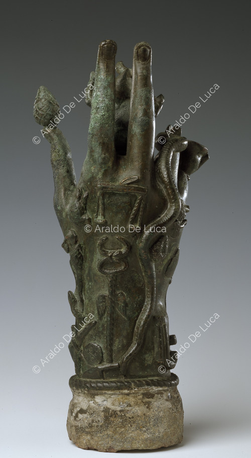 Bronze amulet. Hand 'Pantea'