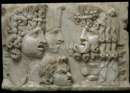 Relief en marbre avec masques de théâtre