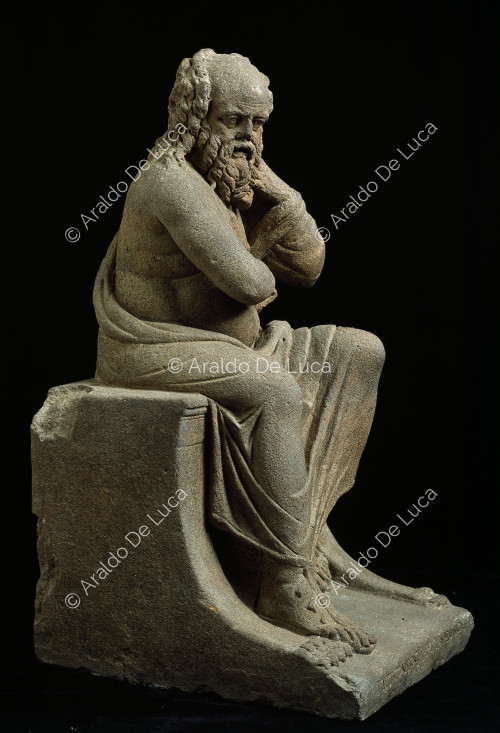 Statue picturale d'un vieil homme assis