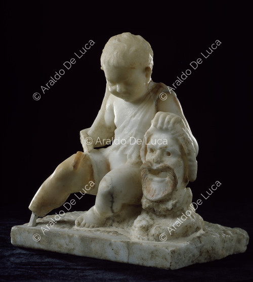 Statuetta in marmo di Amorino con maschera tragica