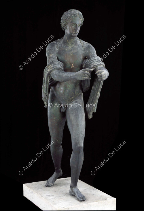 Estatua de bronce de Apolo Rayo