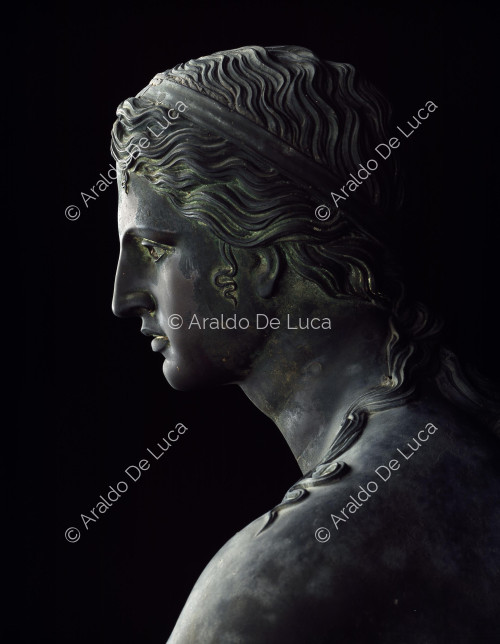 Statua in bronzo di Apollo Saettante. Particolare del busto