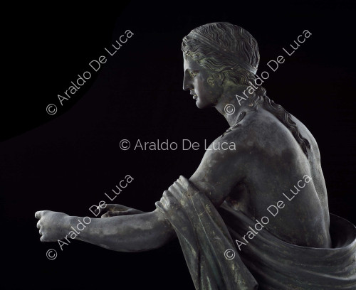 Statua in bronzo di Apollo Saettante. Particolare del capo