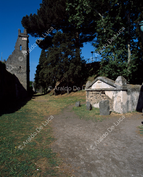 Nekropole von Porta Vesuvio. Grabmal des Vestorio Prisco und Exedra-Grabmal