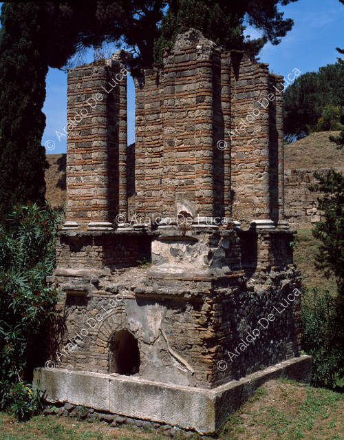 Necropoli di Porta Nocera. Tomba a colonne