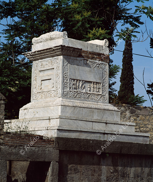 Necropoli di Porta Ercolano. Tomba ad altare