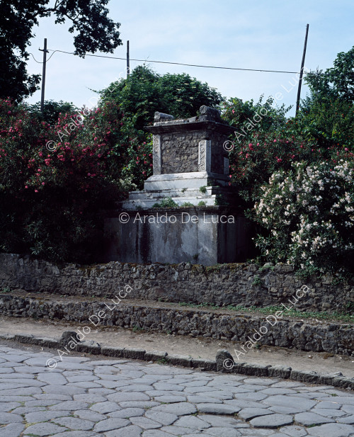 Nécropole de Porta Ercolano. Tombe autel