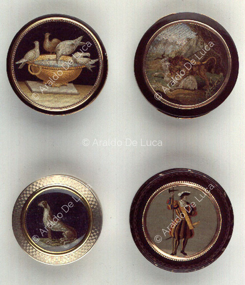 Varie scatole in mosaico