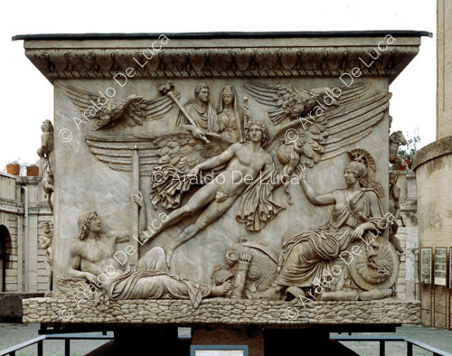 Relief des Sockels der Antoninischen Säule