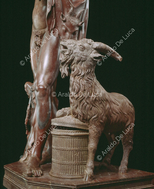 Statua di Fauno ebbro in rosso antico. Particolare