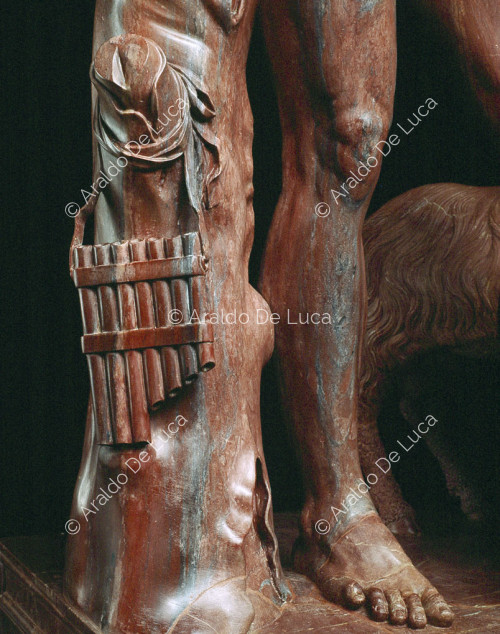 Statue de Faune ivre en rouge antique. Détail de la flûte