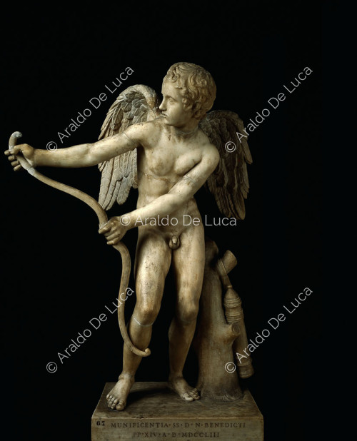 Statue des Eros, der seinen Bogen spannt