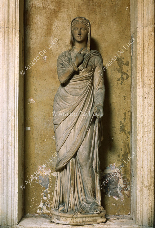 Testa di Faustina Maggiore, su figura drappeggiata 