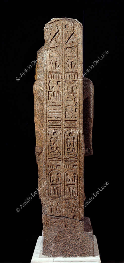 Statue von Ramses II. Detail der beschrifteten Säule