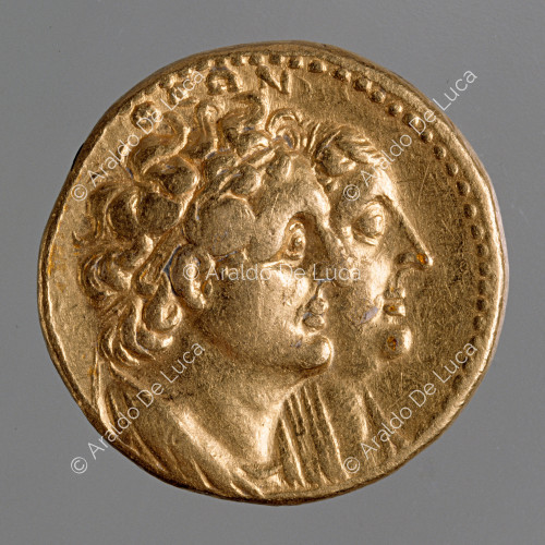 Octodrachme en or de Ptolémée II avec les bustes de Ptolémée I et Bérénice I. Revers