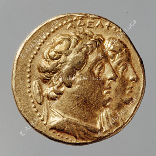Golden octodrachm of Ptolemy II with busts of Ptolemy II and Arsinoe II. Obverse