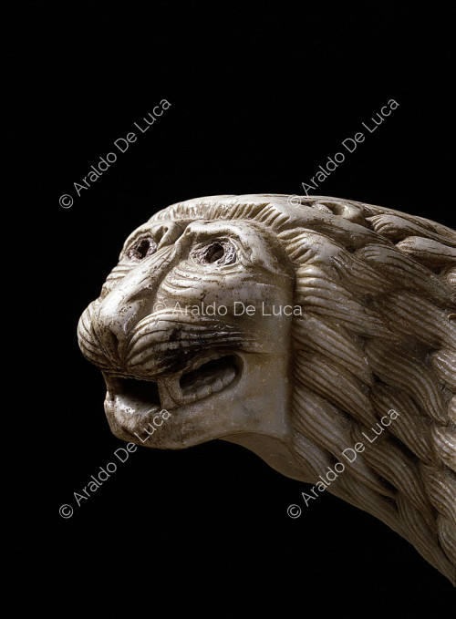 Lion stylophore avec chapiteau de bénitier